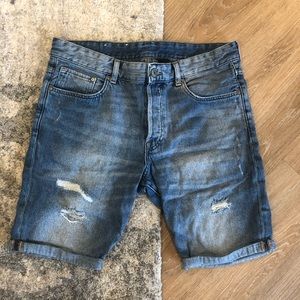 Men’s distressed jean shorts